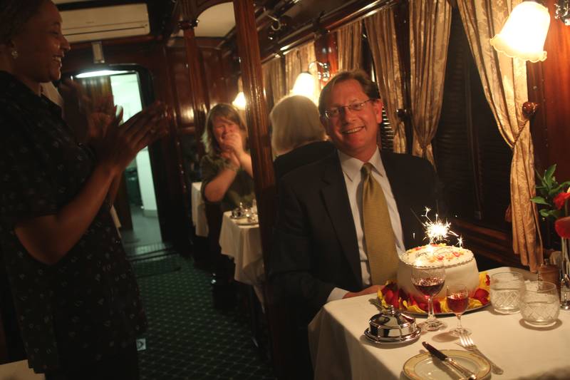 Par surprise, le staff amène un gâteau d'anniversaire à Mark, dans le train Rovos Pretoria-Cape Town, 2010, Ph. Moctar KANE.