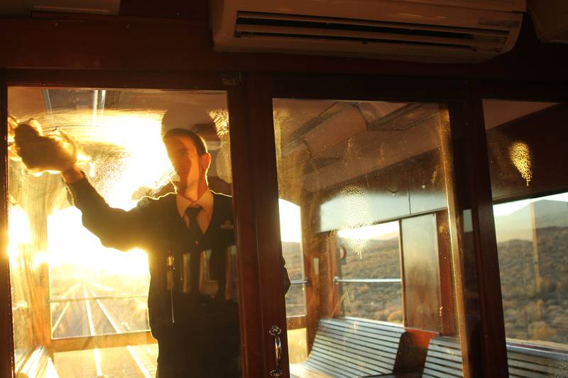 Le matin dans la voiture d’observation du train Rovos Pretoria-Cape Town, 2010, Ph. Moctar KANE.