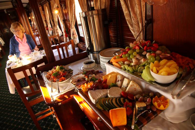 Buffet au petit déjeuner du train Rovos Pretoria-Cape Town, 2010, Ph. Moctar KANE.