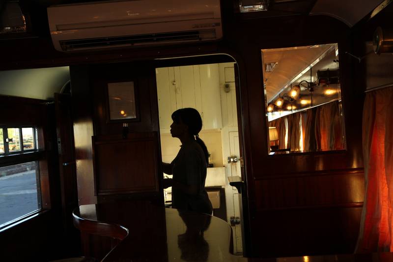 L'hôtesse Violet Phiri, dans le train Rovos Pretoria-Cape Town, 2010, Ph. Moctar KANE.