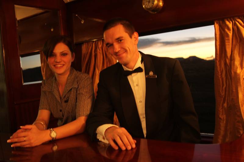 L’hôtesse Belinda et le barman Ian, posant, dans le train Rovos Pretoria-Cape Town, 2010, Ph. Moctar KANE.