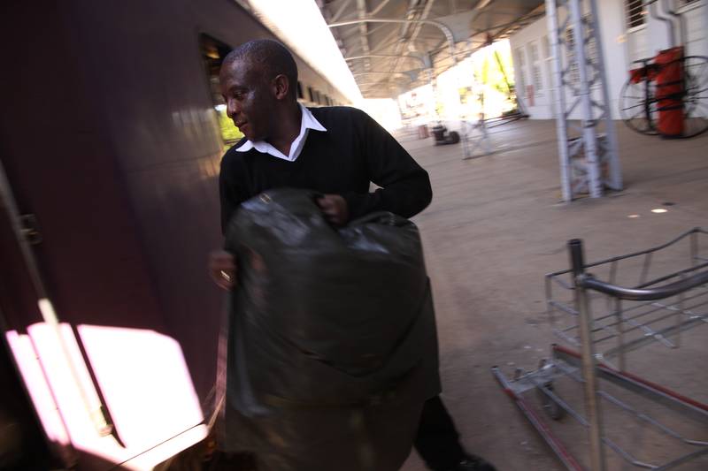 A la gare de Kimberley, chargement de sacs pour la literie dans le train de long distance Shosholoza Meyl Cape Town-Durban, 2010, Ph. Moctar KANE.