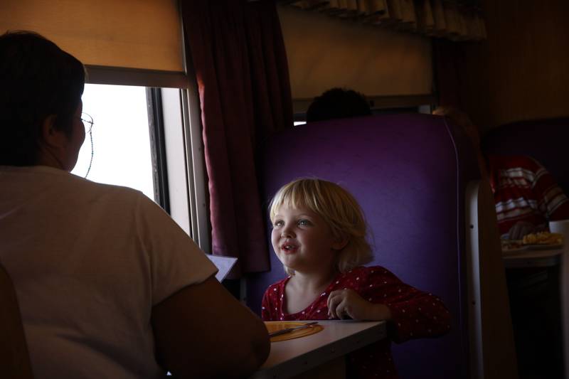 Saleen, 5 ans, fait le voyage de Paarl (près de Cape Town) à  Durban accompagnée de sa nounou Petro, dans le train Shosholoza Meyl Cape Town-Durban, 2010, Ph. Moctar KANE.