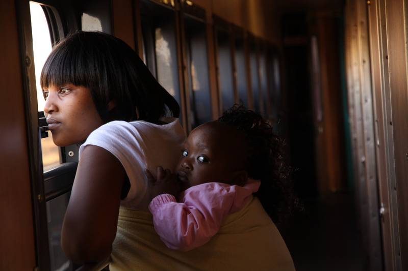 Pinky portant sa fille Minenhle, un an et trois mois, embarquéee à Kimberley, retourne à Durban où elle vit chez sa mère, dans le train Shosholoza Meyl Cape Town-Durban, 2010, Ph. Moctar KANE.