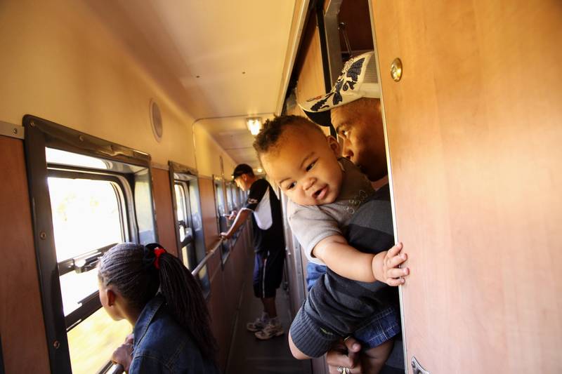 Shineal et son fils Damian, juste avant Kimberley, le lieu de destination de la famille, dans le train Shosholoza Meyl Cape Town-Durban, 2010, Ph. Moctar KANE.