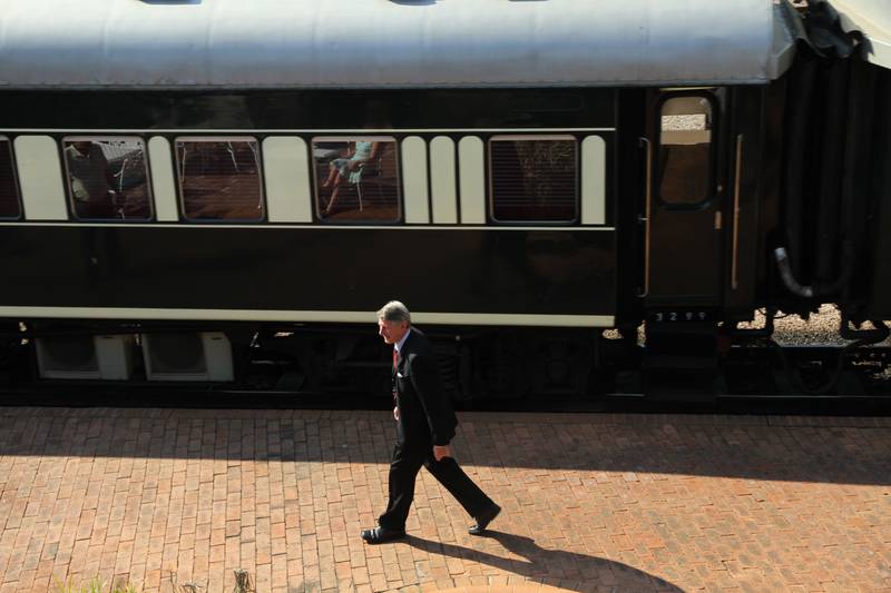 Avant le départ du train pour Cape Town, Rohan Vos, le fondateur de Rovos Trail, qui réalise des voyages de luxe, à Capital Park, Pretoria, 2010, Ph. Moctar KANE.