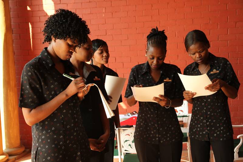 Hôtesses avant le départ du train pour Cape Town, à Capital Park, la gare de Rovos Rail, Pretoria, 2010, Ph. Moctar KANE.