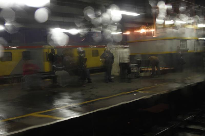 Voyageurs attendant un train du réseau de banlieue Metro, région de Gauteng, vue à l’arrêt du Rovos à destination de Cape Town, 2010, Ph. Moctar KANE.