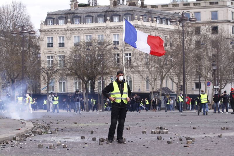 A quelques mètres de l’Arc de Triomphe, manifestation des Gilets jaunes qui s’étaient donnés rendez-vous sur les Champs Élysées pour une journée s’annonçant violente, 16 mars 2019, Ph. Moctar KANE.