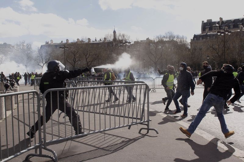 Autour de l’Arc de Triomphe, manifestation des Gilets jaunes qui s’étaient donnés rendez-vous sur les Champs Élysées pour une journée s’annonçant violente, 16 mars 2019, Ph. Moctar KANE.