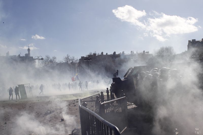 Gendarmes positionnés à l’Arc de Triomphe, lors de la manifestation des Gilets jaunes qui s’étaient donnés rendez-vous sur les Champs Élysées pour une journée s’annonçant violente, 16 mars 2019, Ph. Moctar KANE.