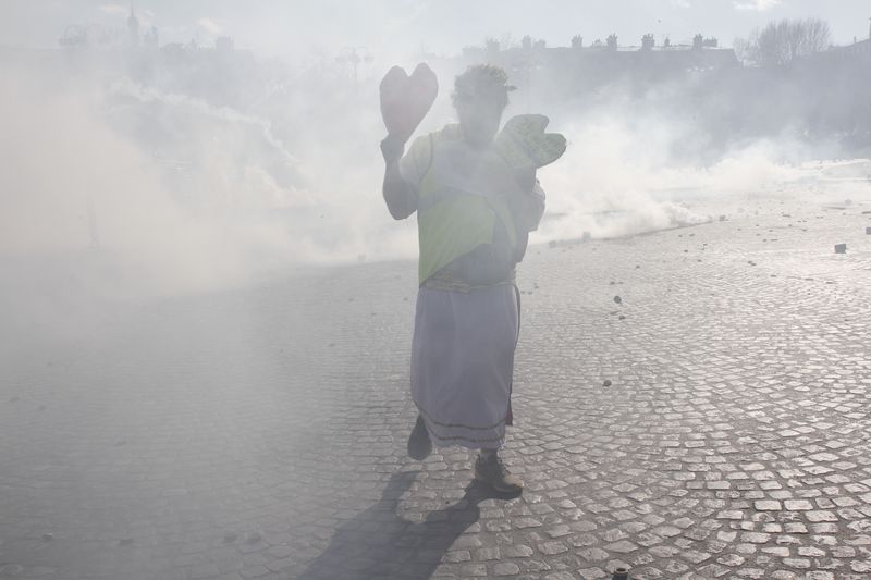 Près de l’Arc de Triomphe, manifestation des Gilets jaunes qui s’étaient donnés rendez-vous sur les Champs Élysées pour une journée s’annonçant violente, 16 mars 2019, Ph. Moctar KANE.