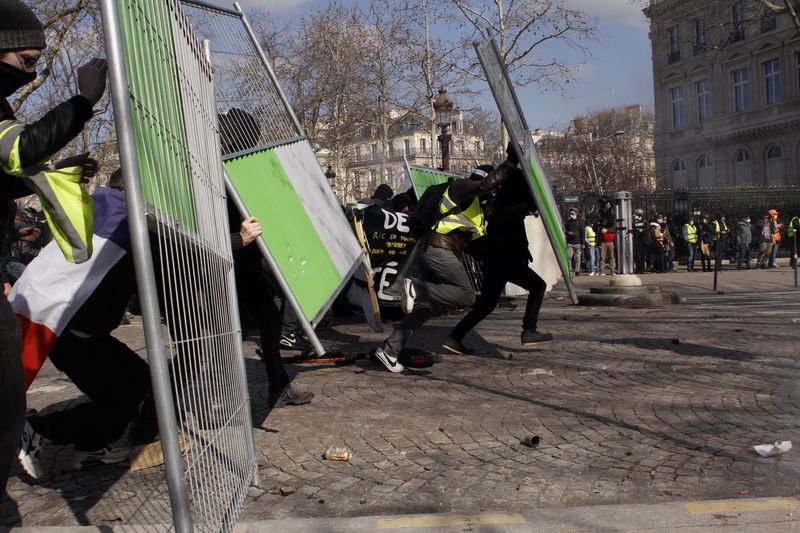 Près de l’Arc de Triomphe, lors de la manifestation des Gilets jaunes qui s’étaient donnés rendez-vous sur les Champs Élysées pour une journée s’annonçant violente, 16 mars 2019, Ph. Moctar KANE.