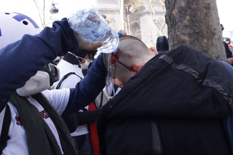 Près de l’Arc de Triomphe, lors de la manifestation des Gilets jaunes qui s’étaient donnés rendez-vous sur les Champs Élysées pour une journée s’annonçant violente, 16 mars 2019, Ph. Moctar KANE.
