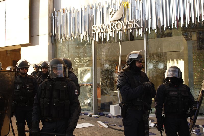 Sur les Champs Élysées, lors de la manifestation des Gilets jaunes qui s’étaient donnés rendez-vous sur l’avenue pour une journée qui a été violente, 16 mars 2019, Ph. Moctar KANE.
