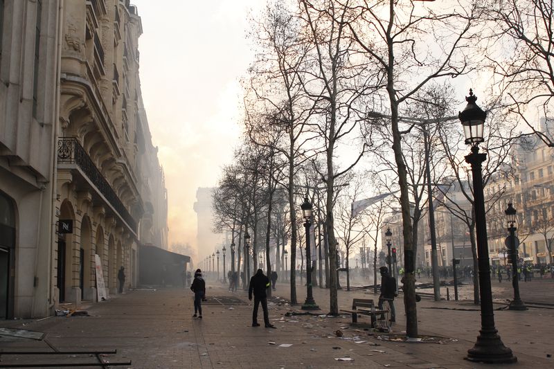 Sur les Champs Élysées, lors de la manifestation des Gilets jaunes qui s’étaient donnés rendez-vous sur l’avenue pour une journée qui a été violente, 16 mars 2019, Ph. Moctar KANE.