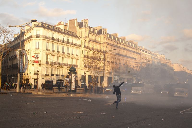 Sur les Champs Élysées, lors de la manifestation des Gilets jaunes qui s’étaient donnés rendez-vous sur l’avenue pour une journée qui a été violente, 16 mars 2019, Ph. Moctar KANE.