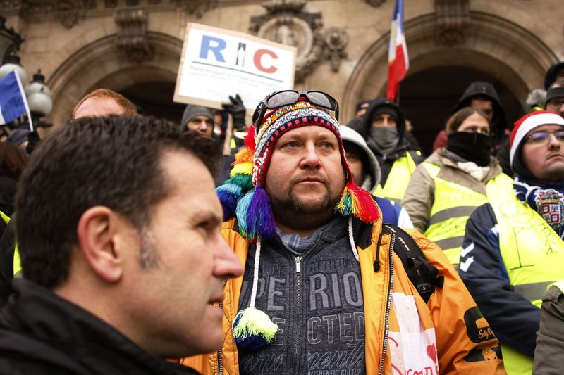 Manifestation des Gilets Jaunes dont une partie demandent l’instauration du Référendum d’initiative citoyenne, près de l’Opéra, Paris, 15 12 2018, Ph. Moctar KANE.