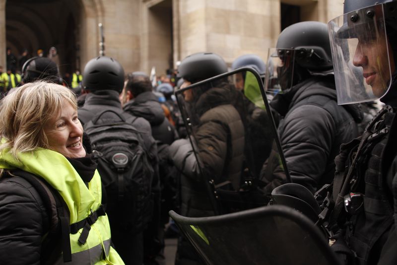 Manifestation des Gilets Jaunes dont une partie demandent l’instauration du Référendum d’initiative citoyenne, près de l’Opéra, Paris, 15 12 2018, Ph. Moctar KANE.