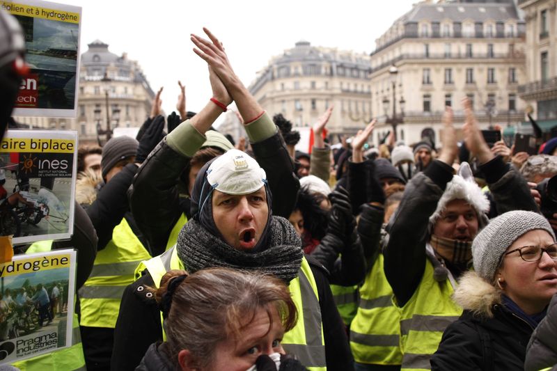 Manifestation des Gilets jaunes dont une partie demandent l’instauration du Référendum d’initiative citoyenne, près de l’Opéra, Paris, 15 12 2018, Ph. Moctar KANE.