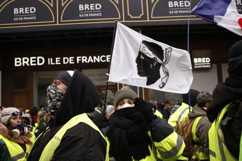 Manifestation des Gilets jaunes dont une partie demandent l’instauration du Référendum d’initiative citoyenne, près de l’Opéra, Paris, 15 12 2018, Ph. Moctar KANE.