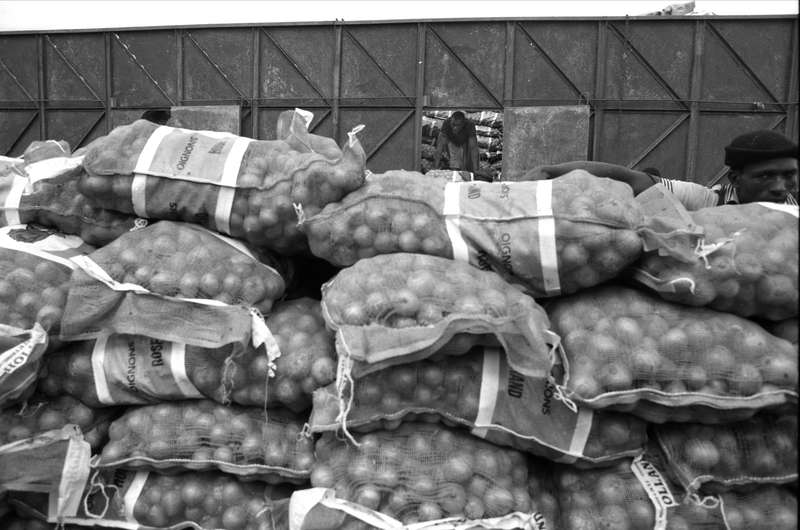 Déchargement de sacs d'oignons par des Haratines, Nouakchott, 1994, Ph. Moctar KANE.