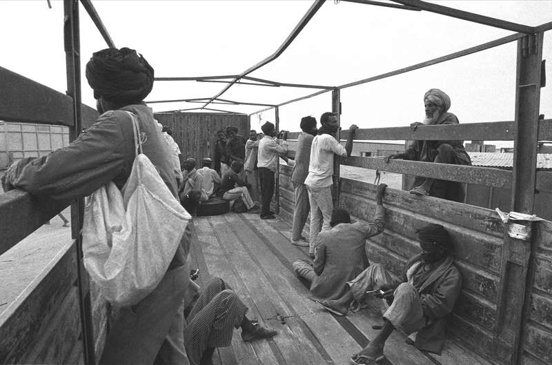 Embarquement de manœuvres dans un camion, Nouakchott, 1993, Ph. Moctar KANE.