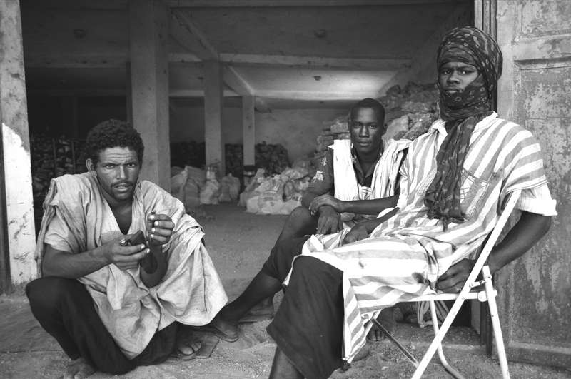 Devant un entrepôt de blocs de sel (de terre), Nouakchott, 1994, Ph. Moctar KANE.