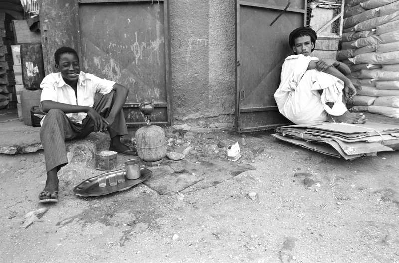 Jeune Hartani préparant le thé devant une boutique, Nouakchott. 1993, Ph. Moctar KANE.