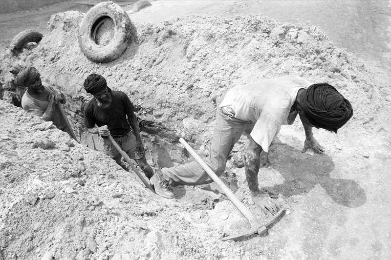 Creusement de tranchée par des manœuvres travaillant pour la société d’électricité, 1993, Ph. Moctar KANE.
