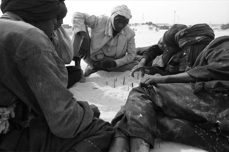 Dockers haratines jouant en attendant d’avoir du travail, près du port de Nouakchott, 1993, Ph. Moctar KANE.