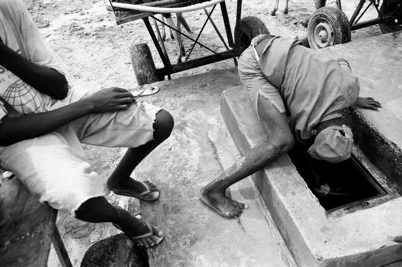 Puits où viennent acheter de l’eau les habitants du quartier, Nouakchott, 1994, Ph. Moctar KANE.