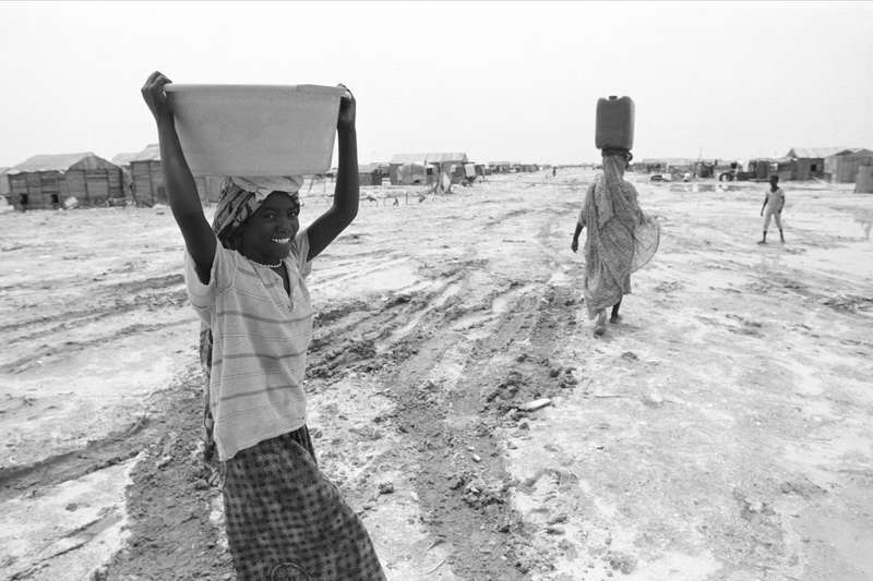 Corvée d’eau, au Keubeu, bidonvilles de la capitale, Nouakchott, 1993, Ph. Moctar KANE.