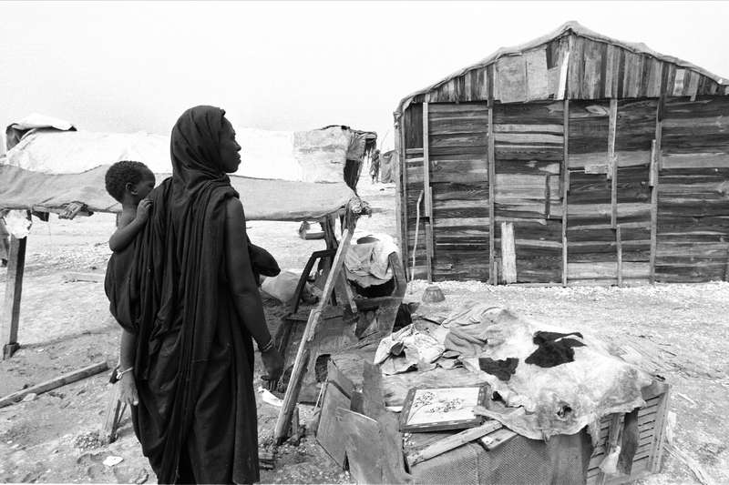 Une Mère hartani et son bébé, au Keubeu, bidonvilles de la capitale, 1993, Ph. Moctar KANE.