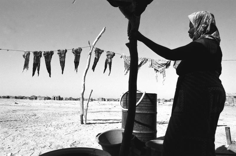 Chez une teinturière hartani, au Keubeu, bidonvilles de la capitale, Nouakchott, 1994, Ph. Moctar KANE.