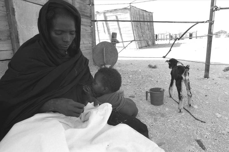 Une teinturière hartani, au Keubeu, bidonvilles de Nouakchott, 1994, Ph. Moctar KANE.