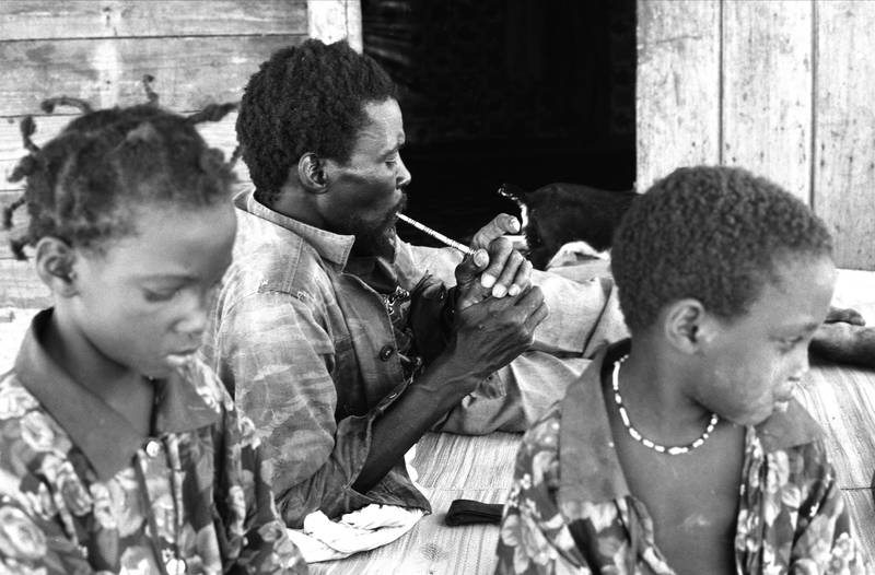 Chez une teinturière, son mari et ses enfants, au Keubeu, bidonvilles de Nouakchott, 1994, Ph. Moctar KANE.