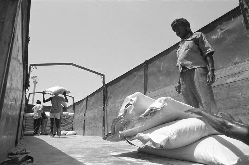 Chargement de sacs de farine dans des camions par des Haratines, port de Nouakchott, 1993, Ph. Moctar KANE.
