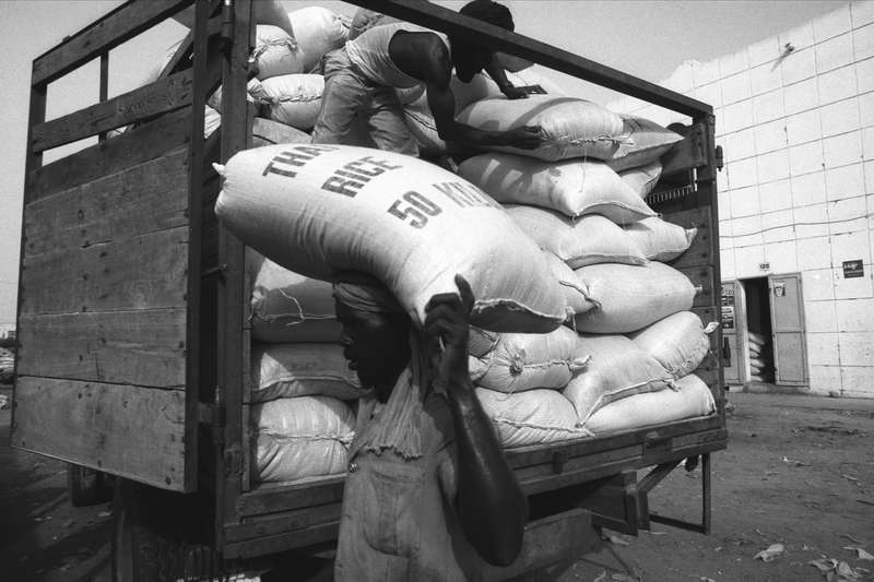 Déchargement de sacs de riz par des Haratines, Nouakchott, 1993, Ph. Moctar KANE.