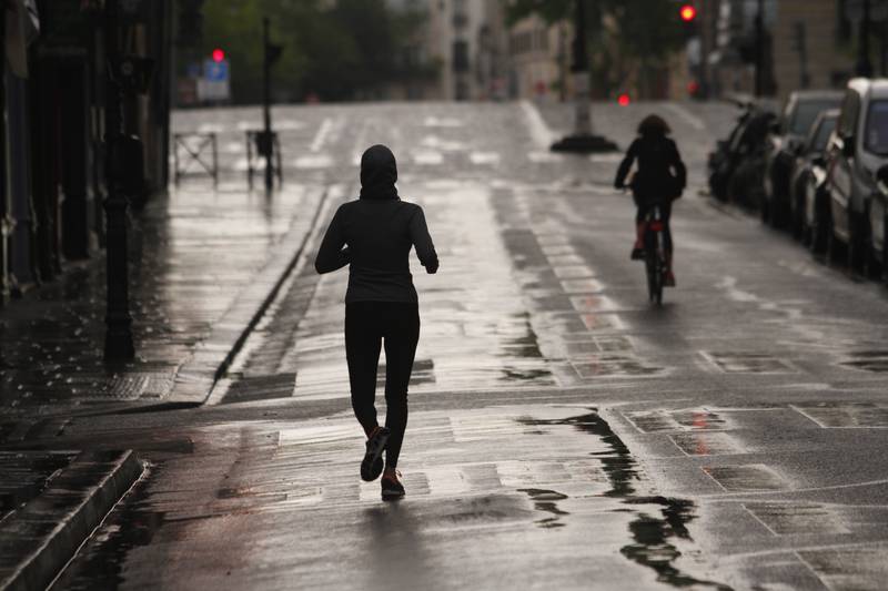 Course à pied autorisée, dans le quartier de l'Île Saint-Louis, le matin, pendant le premier confinement en France où les sorties pour courir sont limitées afin de lutter contre la propagation du coronavirus Paris, 10 05 2020, Ph. Moctar KANE. 