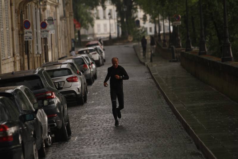 Dans le quartier de l'Île Saint-Louis, le matin, pendant le premier confinement en France où les sorties pour courir sont limitées afin de lutter contre la propagation du coronavirus Paris, 10 05 2020, Ph. Moctar KANE.