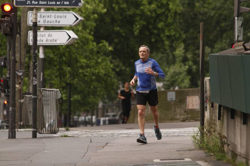 Dans le quartier de l'Île Saint-Louis, le matin, pendant le premier confinement en France où les sorties pour courir sont limitées afin de lutter contre la propagation du coronavirus Paris, 10 05 2020, Ph. Moctar KANE.