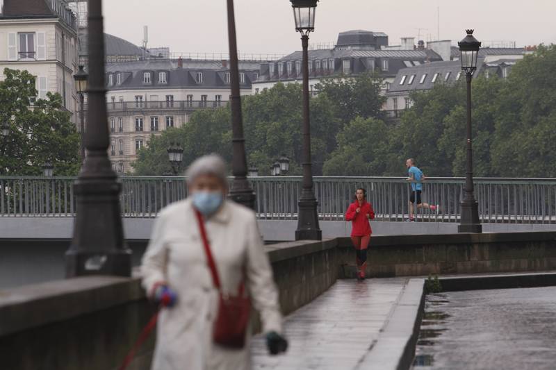 Dans le quartier de l'Île Saint-Louis, le matin, pendant le premier confinement en France où les sorties pour courir sont limitées afin de lutter contre la propagation du coronavirus Paris, 10 05 2020, Ph. Moctar KANE.