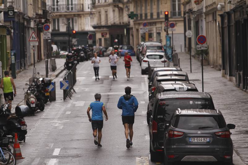 Près de l'Île Saint-Louis, lors du premier confinement en France où les sorties pour courir sont limitées afin de lutter contre la propagation du coronavirus Paris, 10 05 2020, Ph. Moctar KANE.