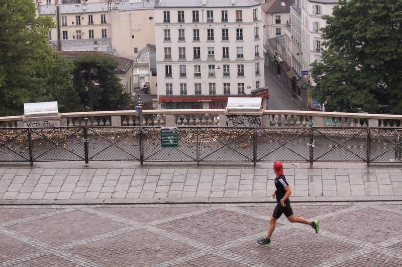 A Montmartre, pendant le premier confinement où les sorties pour courir sont limitées afin de lutter contre la propagation du coronavirus, Paris, 05 05 2020, Ph. Moctar KANE.
