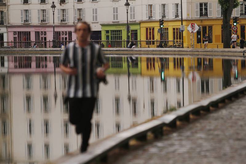 Au Canal Saint-Martin, pendant le premier confinement en France où les sorties pour courir sont limitées afin de lutter contre la propagation du coronavirus Paris, 03 05 2020, Ph. Moctar KANE.
